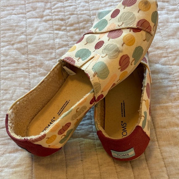TOMS Women’s Colorful Pumpkin Flats - Picture 3 of 6